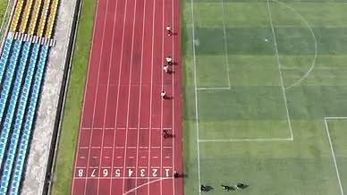 4K航拍学生跑步者校园操场跟随拍摄视频的预览图